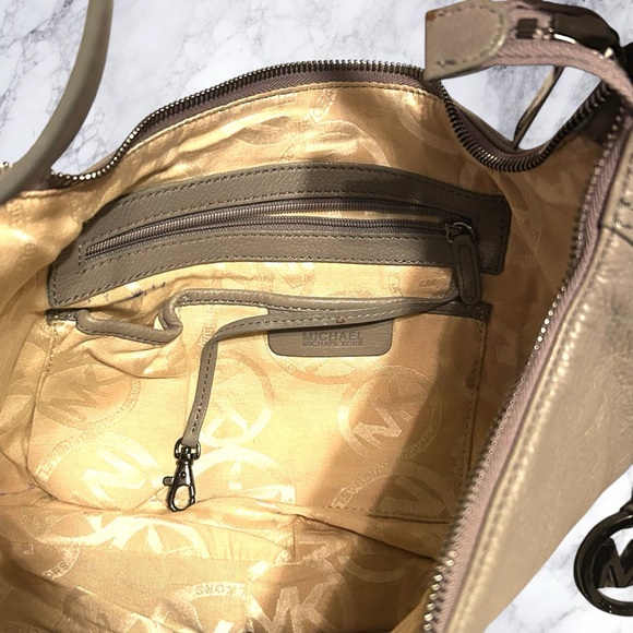 Michael Kors Purse Bag Beige Gray Pebbled Studded Roomy Large Zipper - Picture 5 of 11